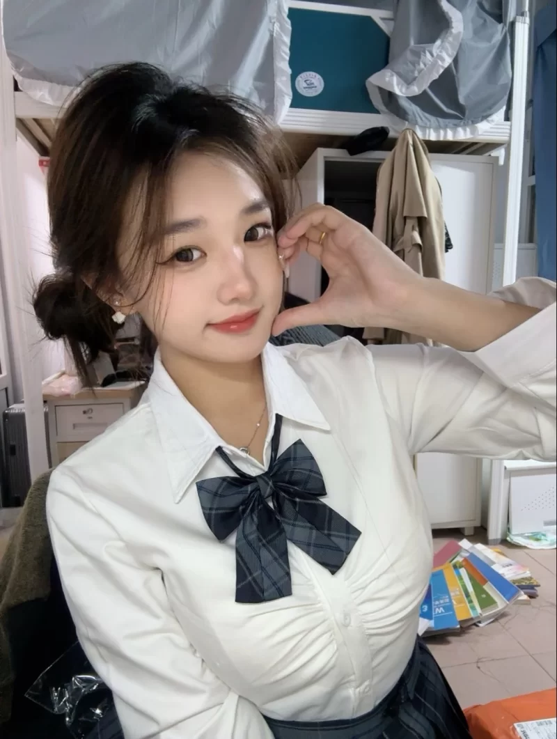 水多逼粉的05女大学生租房兼职