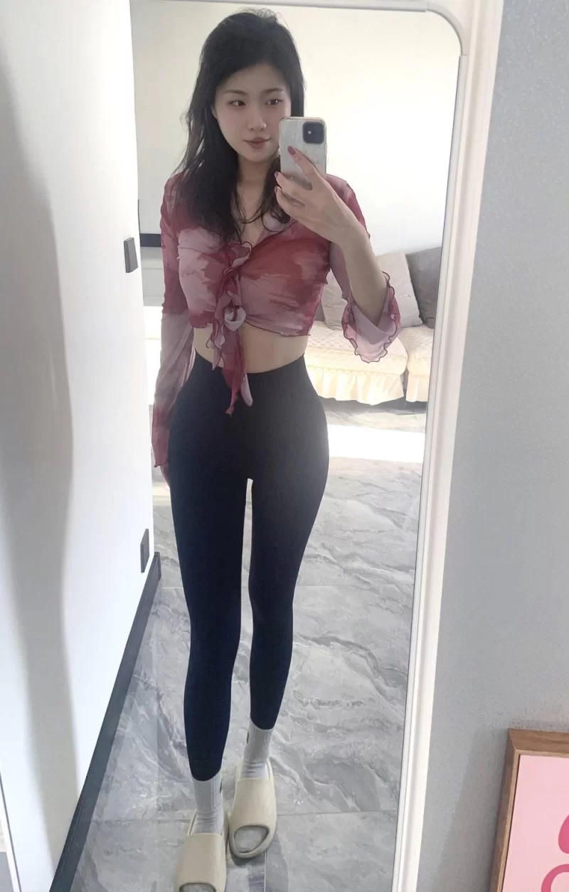 江夏瑜伽翘臀美女