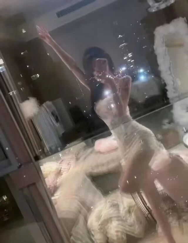 00后私人兼职 制服诱惑 清纯可爱 听话配合 皮肤白嫩【强烈推荐】