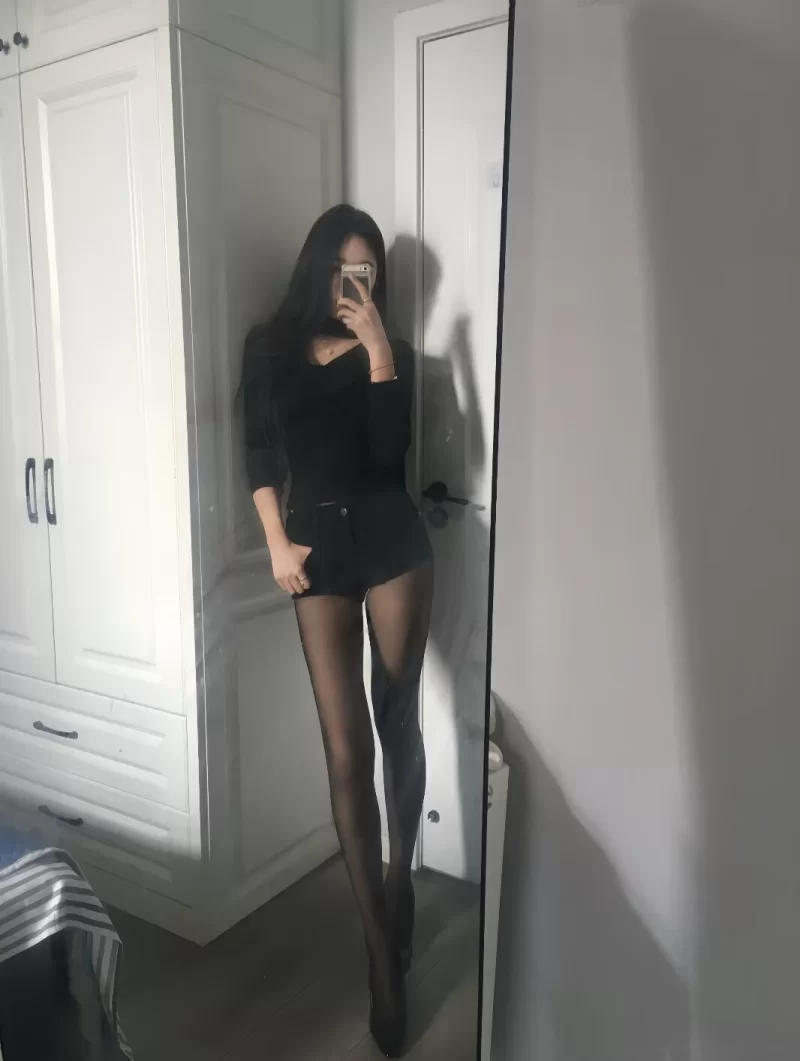 新体验的洛阳骚浪少妇，丝足的可玩性也很强。