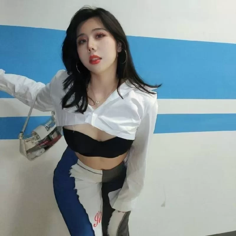丰满大胸少妇。