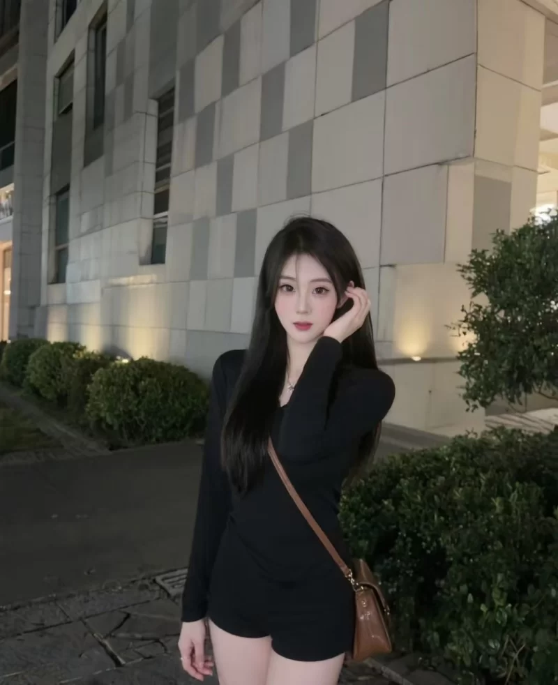 巨乳身材非常棒的小美女